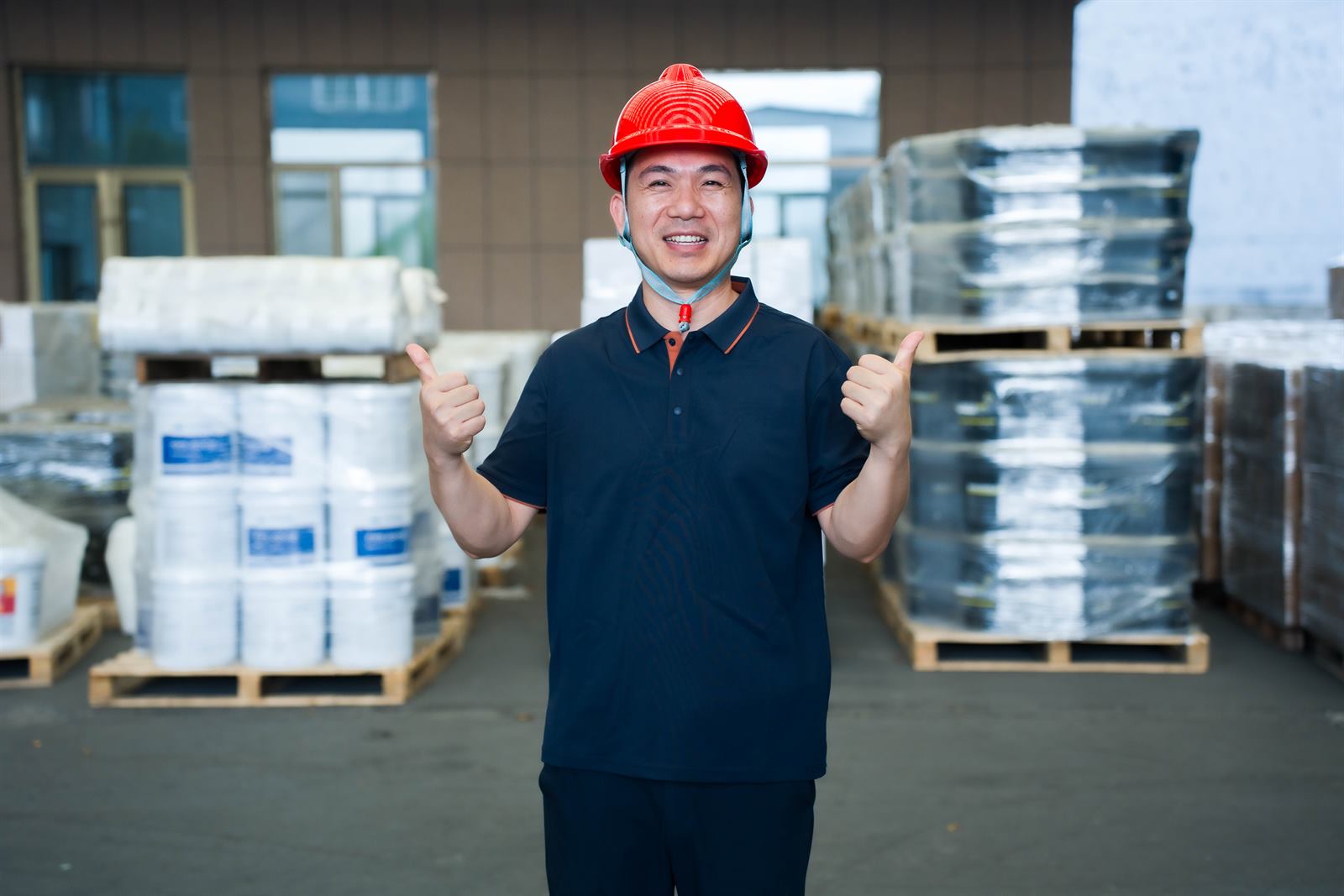 固扬涂料仓库工作人员